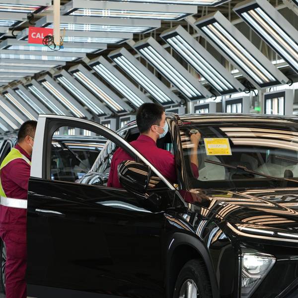 China, Hefei: Techniker arbeiten an einer Fahrzeug-Produktionslinie in der Produktionsstätte des Autoherstellers NIO in Hefei in der ostchinesischen Provinz Anhui.