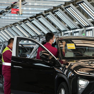 China, Hefei: Techniker arbeiten an einer Fahrzeug-Produktionslinie in der Produktionsstätte des Autoherstellers NIO in Hefei in der ostchinesischen Provinz Anhui.