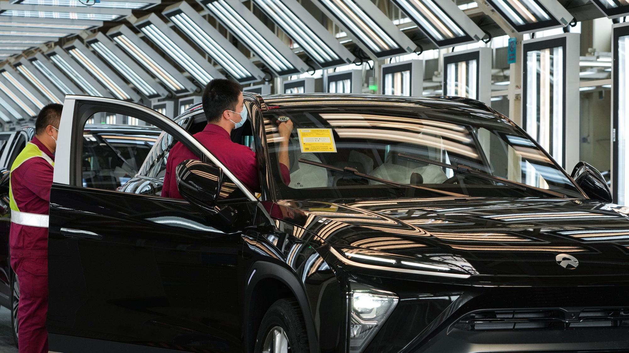 China, Hefei: Techniker arbeiten an einer Fahrzeug-Produktionslinie in der Produktionsstätte des Autoherstellers NIO in Hefei in der ostchinesischen Provinz Anhui.