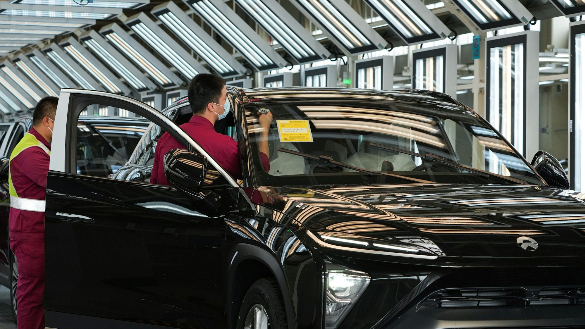 China, Hefei: Techniker arbeiten an einer Fahrzeug-Produktionslinie in der Produktionsstätte des Autoherstellers NIO in Hefei in der ostchinesischen Provinz Anhui.