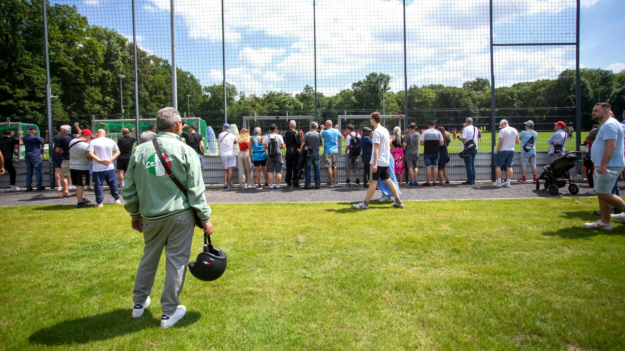 Sommer, Sonne, FC: Rund 300 Fans kamen zum Trainingsauftakt.
