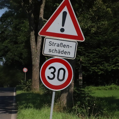 Schilder zeigen Tempo 30 auf der B 8 zwischen Adscheider Weg und An den Eichen wegen Straßenschäden an.