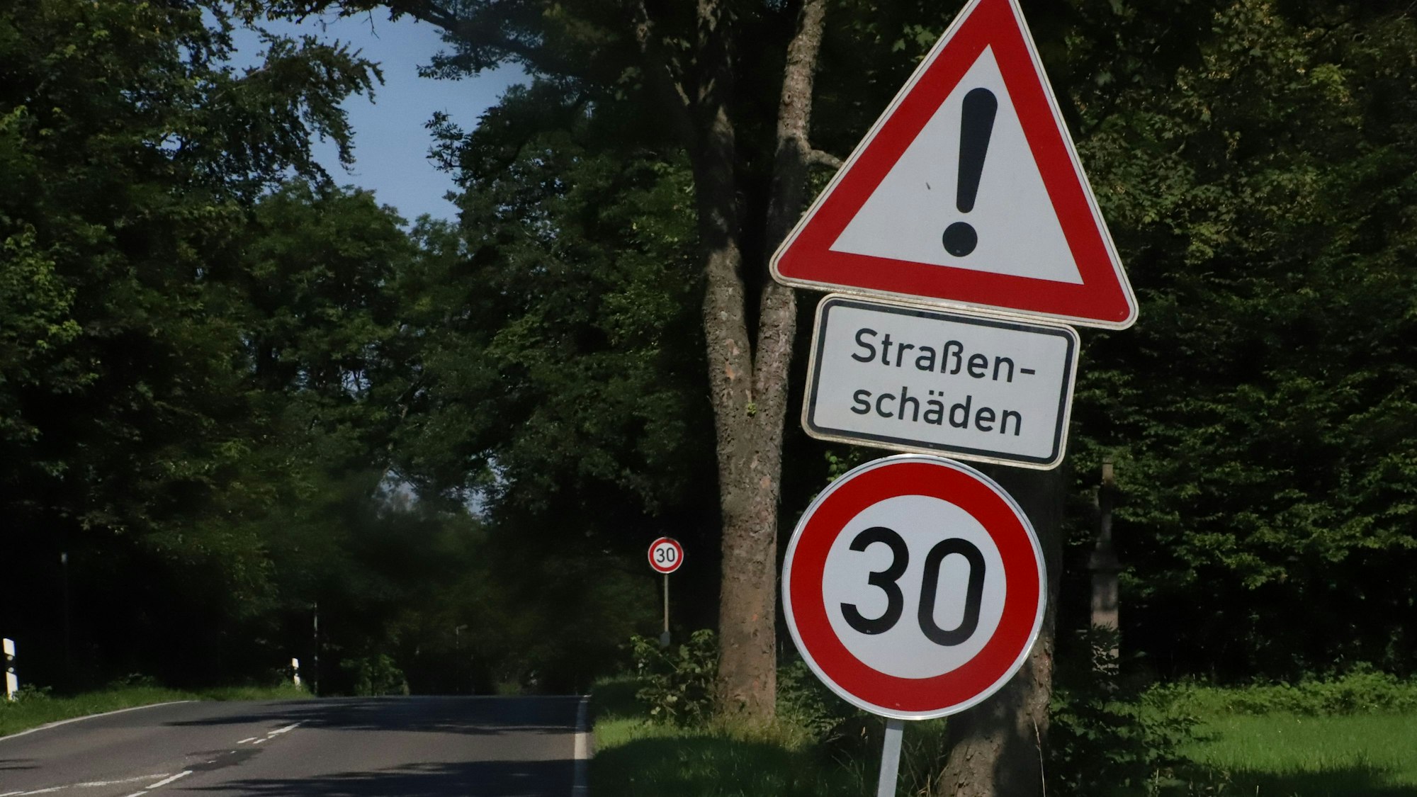 Schilder zeigen Tempo 30 auf der B 8 zwischen Adscheider Weg und An den Eichen wegen Straßenschäden an.