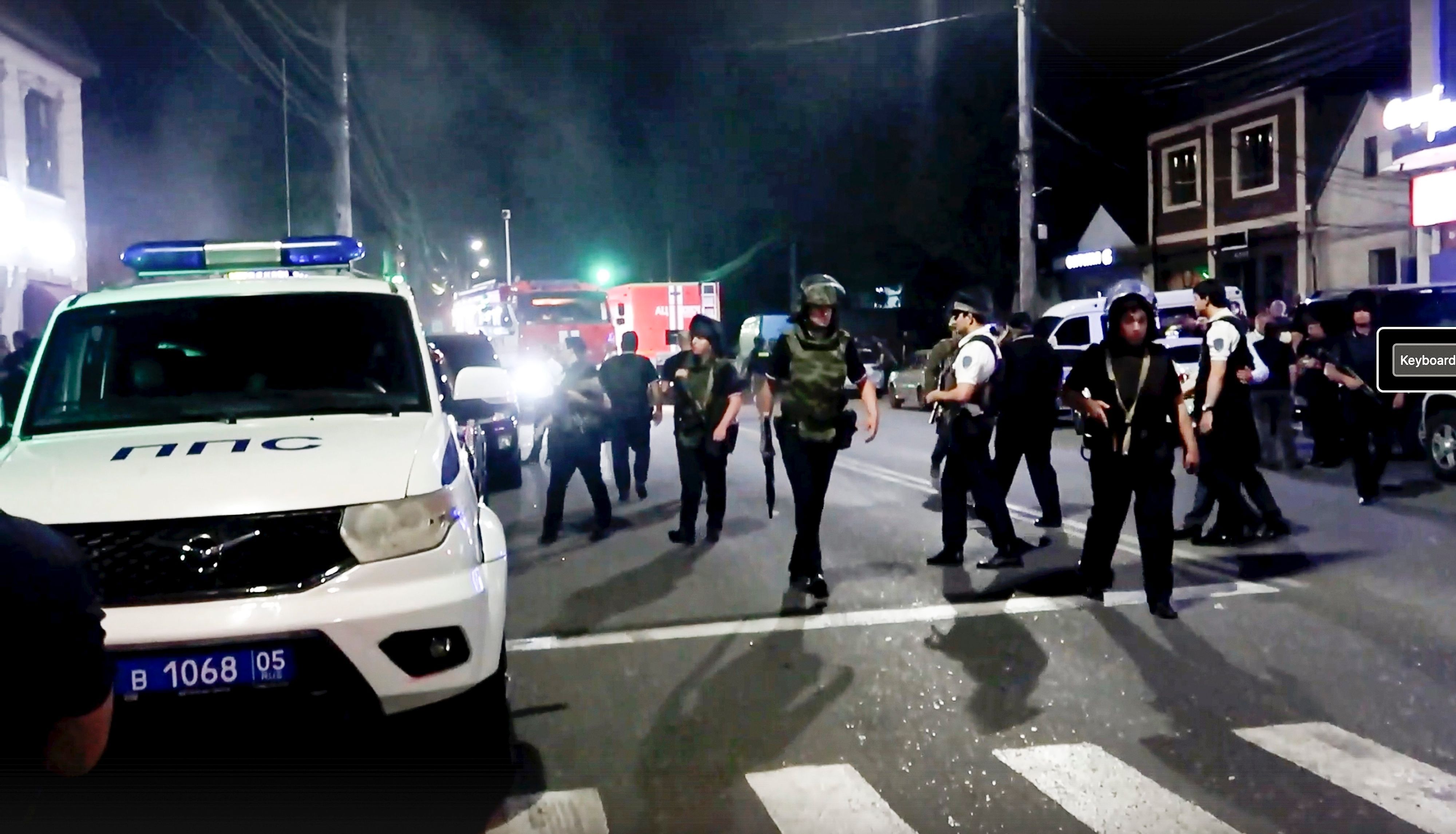 Auf diesem Foto aus einem Video, das vom Nationalen Antiterrorismus-Komitee am Montag, den 24. Juni 2024, veröffentlicht wurde, führt die Polizei einen Anti-Terror-Einsatz in der Republik Dagestan, Russland, durch.
