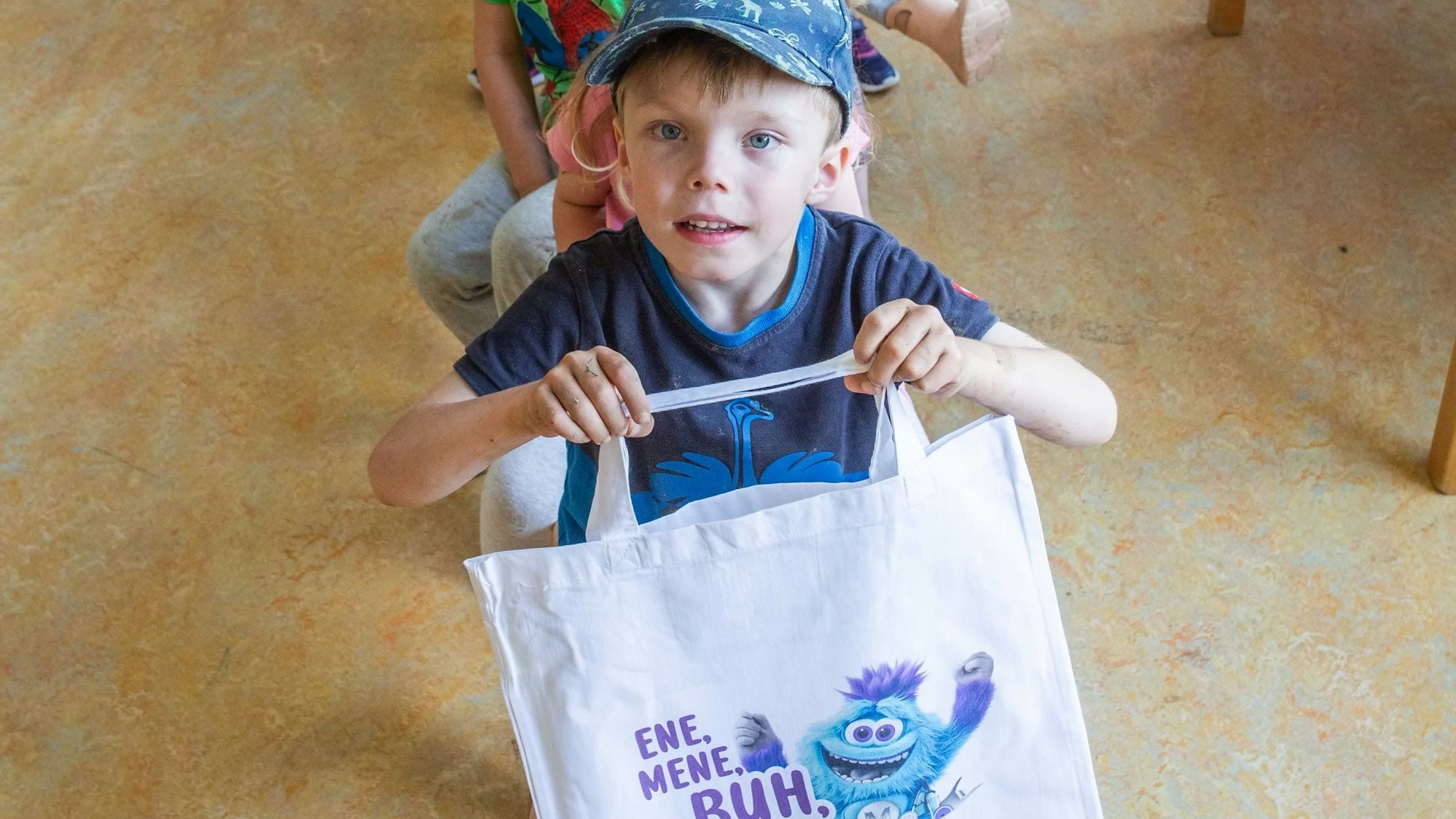 Das Foto zeigt einen Jungen mit einem Monster-Beutel.