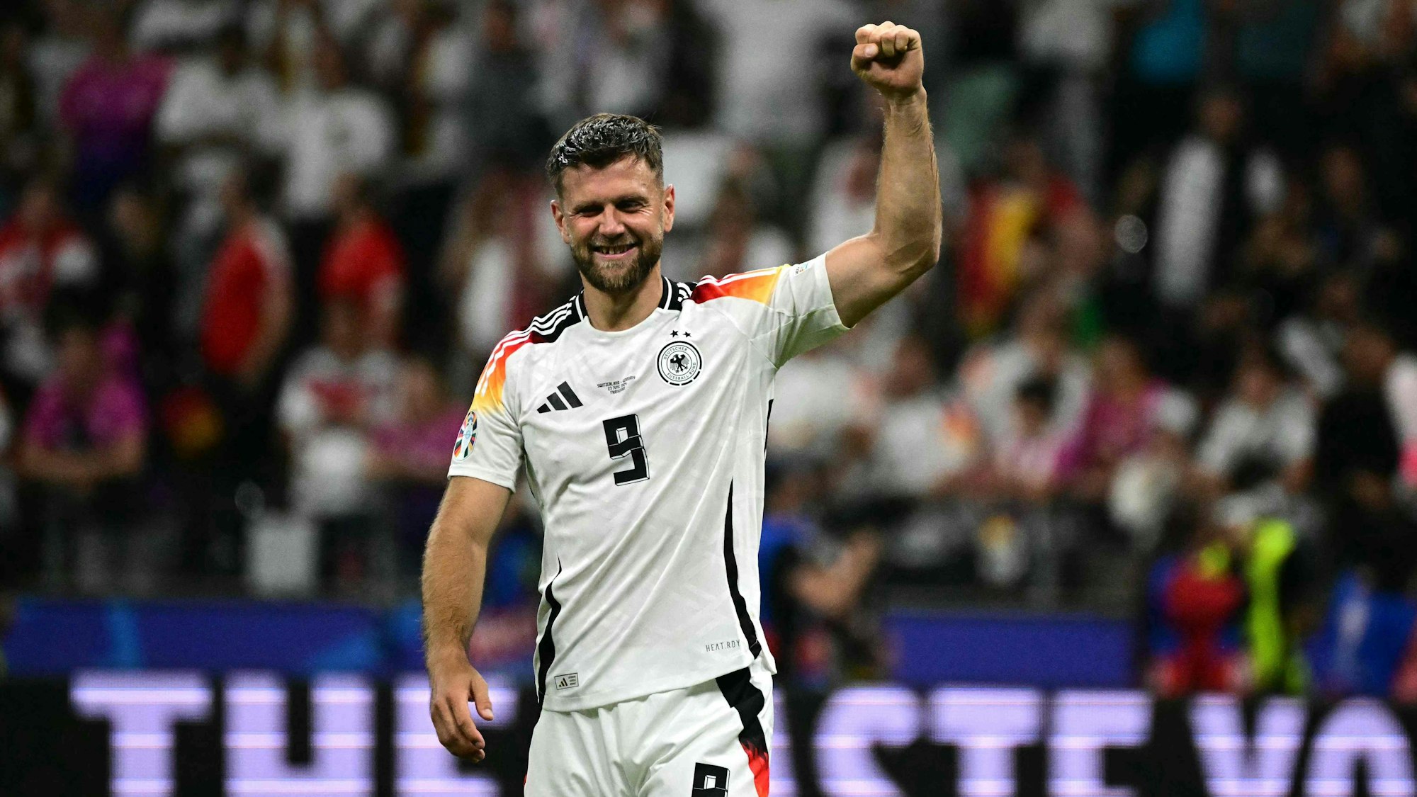 Faust in die Luft und den Achtfinaleinzug bejubeln: Die deutsche Nationalmannschaft steht dank des späten Treffers von Niclas Füllkrug als Gruppensieger fest.