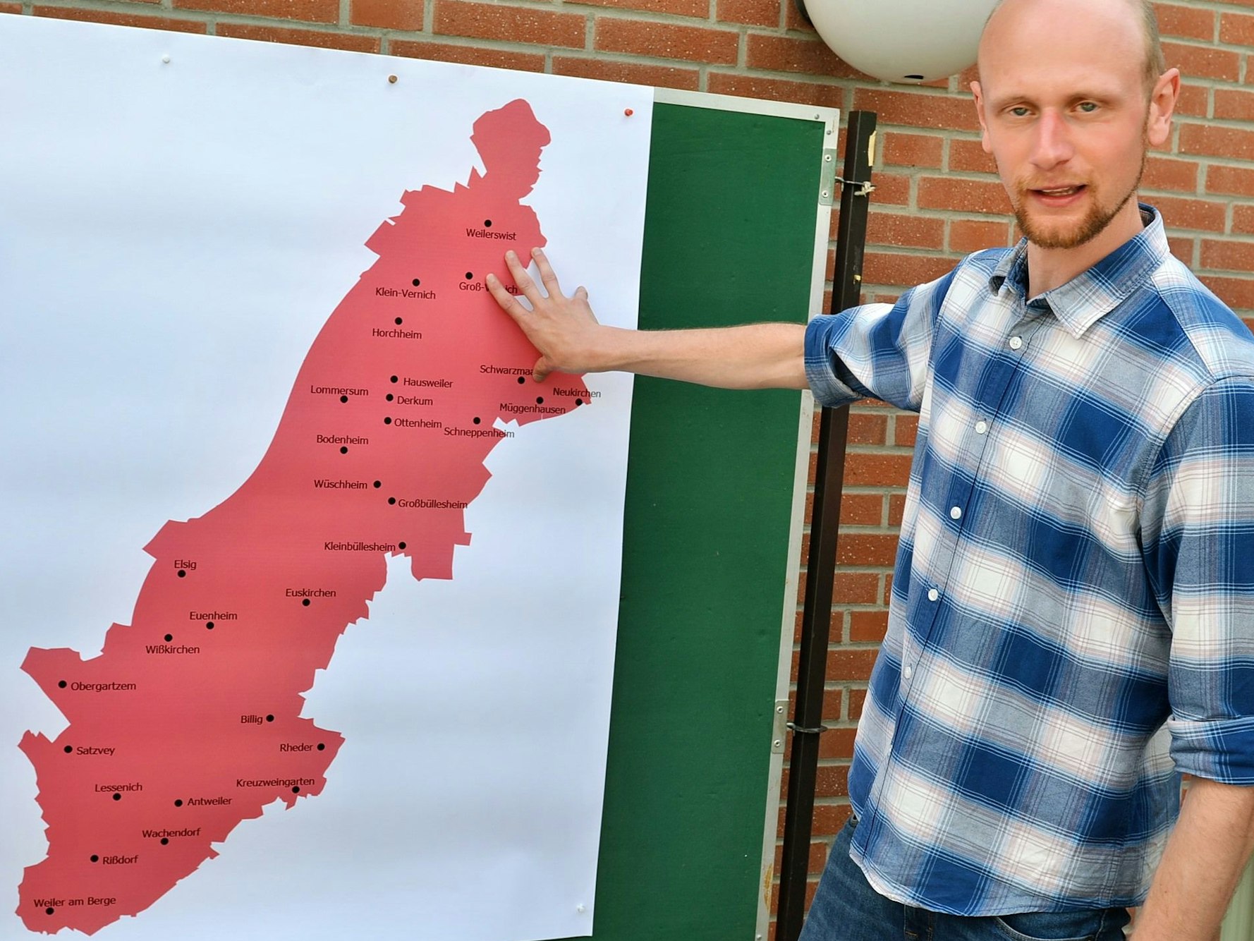 Diakon Jan Simons zeigt die Grenzen der neuen Kirchengemeinde auf einer Kartenskizze.
