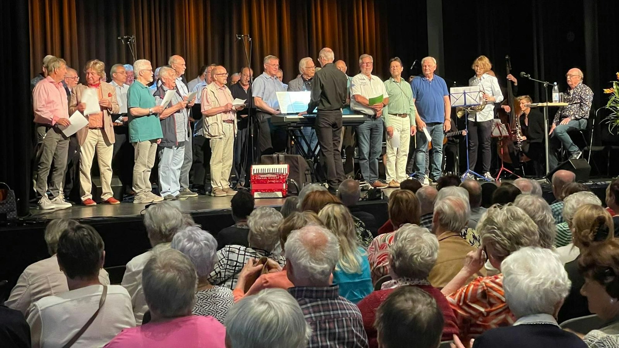 Eintracht-Chor und Wicky Junggeburth sprachen die kölsche Seele an.
