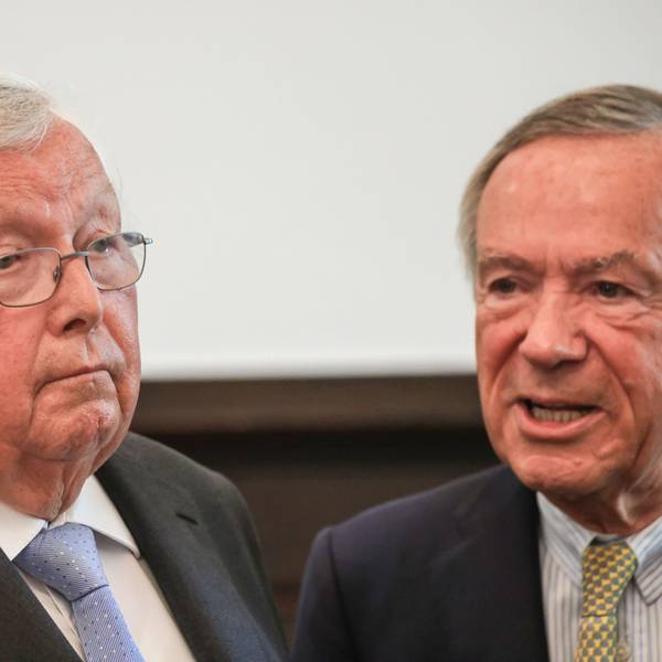 Der Hamburger Bankier Christian Olearius steht im Gerichtssaal neben seinem Anwalt Klaus Landry (r). Das Bonner Landgericht hat im Cum-Ex-Steuerskandal den Strafprozess eingestellt.