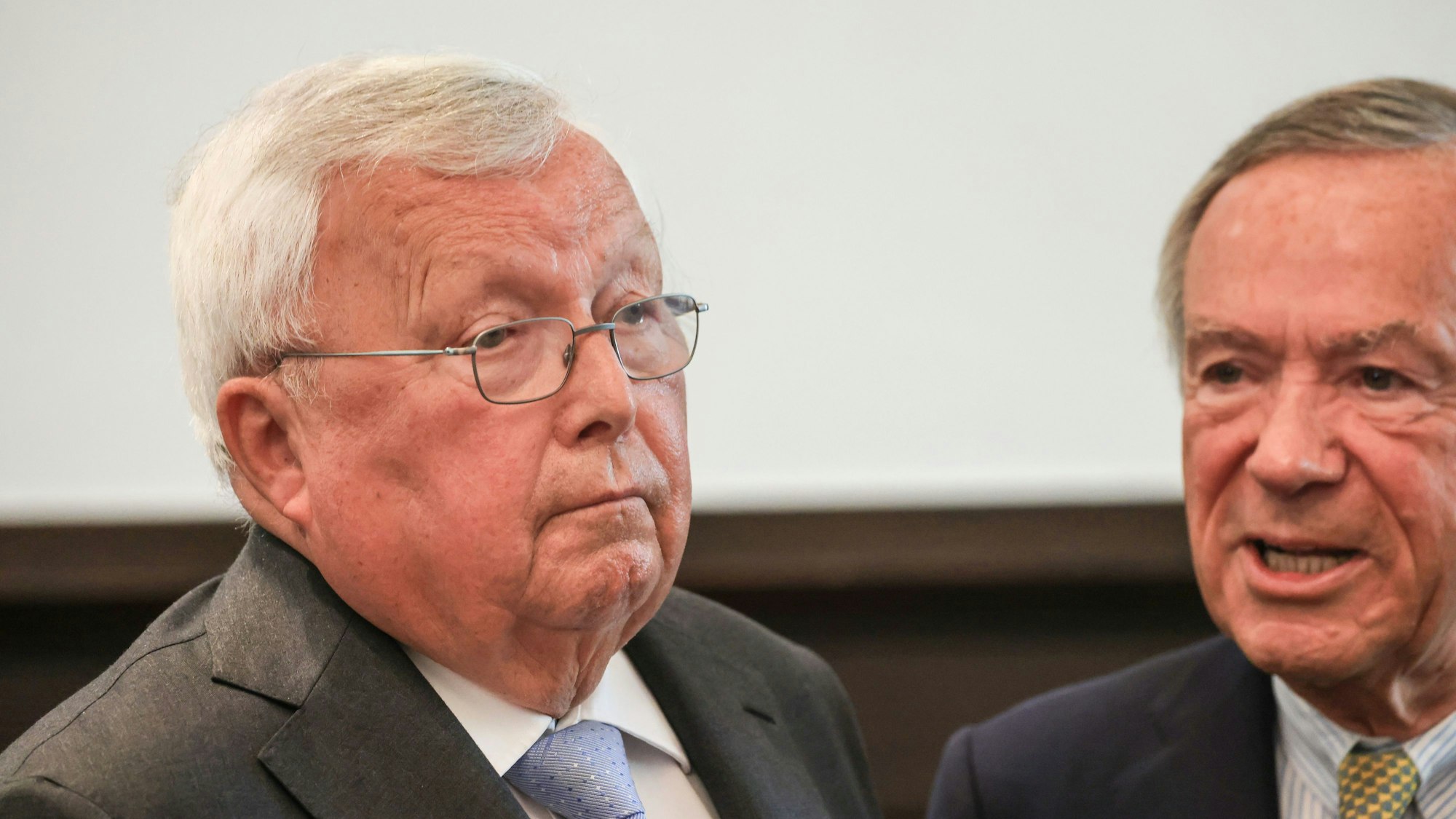 Der Hamburger Bankier Christian Olearius steht im Gerichtssaal neben seinem Anwalt Klaus Landry (r). Das Bonner Landgericht hat im Cum-Ex-Steuerskandal den Strafprozess eingestellt.