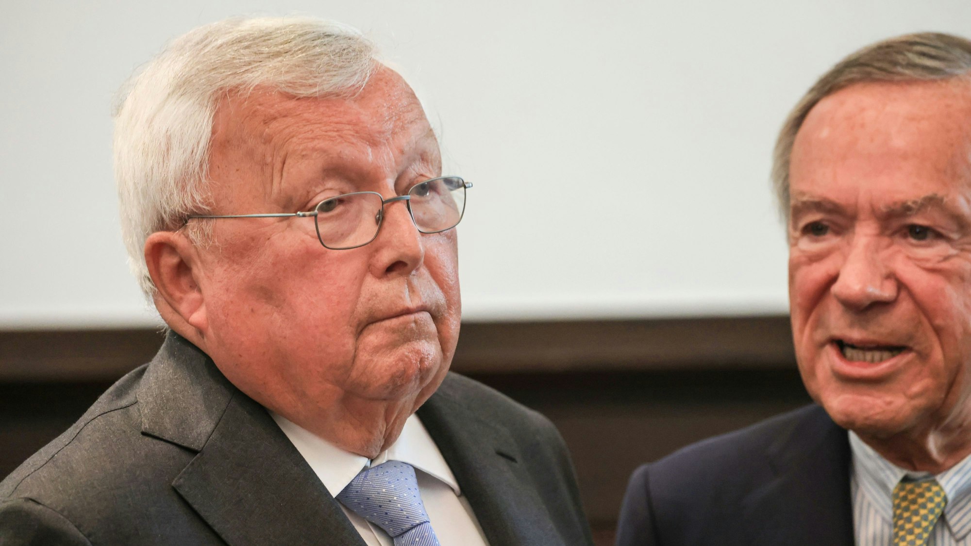 Bonn: Christian Olearius steht im Gerichtssaal neben seinem Anwalt Klaus Landry (r). Das Bonner Landgericht hat im Cum-Ex-Steuerskandal den Strafprozess gegen den Hamburger Bankier Olearius eingestellt.