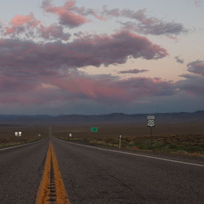 Wer auf Straßen wie hier in Nevada unterwegs ist, sollte Mut und genügend Benzin dabei haben. Davon handeln auch die Erzählungen Kings