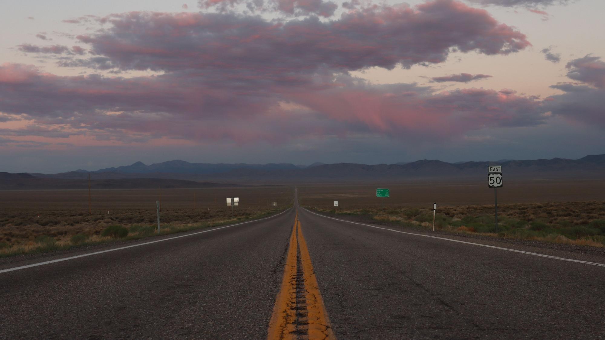 Wer auf Straßen wie hier in Nevada unterwegs ist, sollte Mut und genügend Benzin dabei haben. Davon handeln auch die Erzählungen Kings