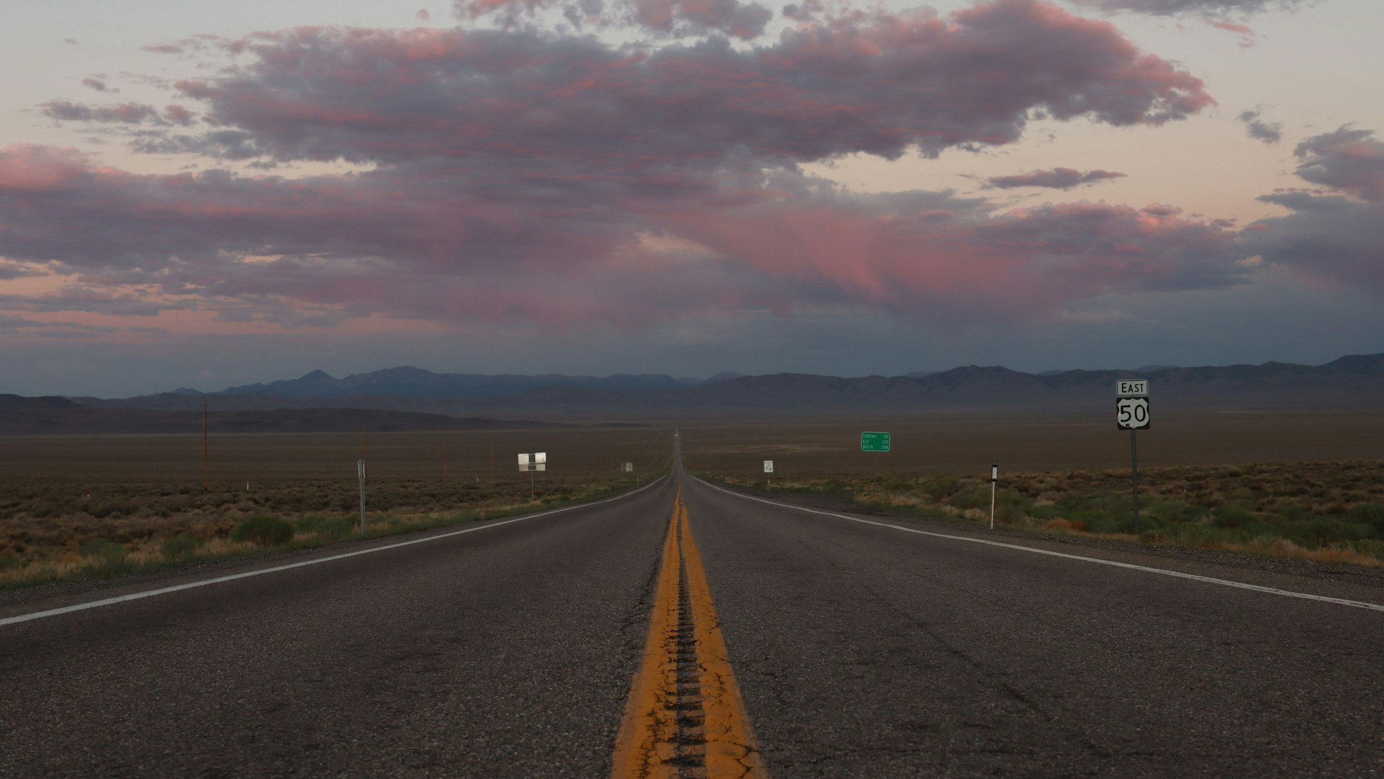 Wer auf Straßen wie hier in Nevada unterwegs ist, sollte Mut und genügend Benzin dabei haben. Davon handeln auch die Erzählungen Kings