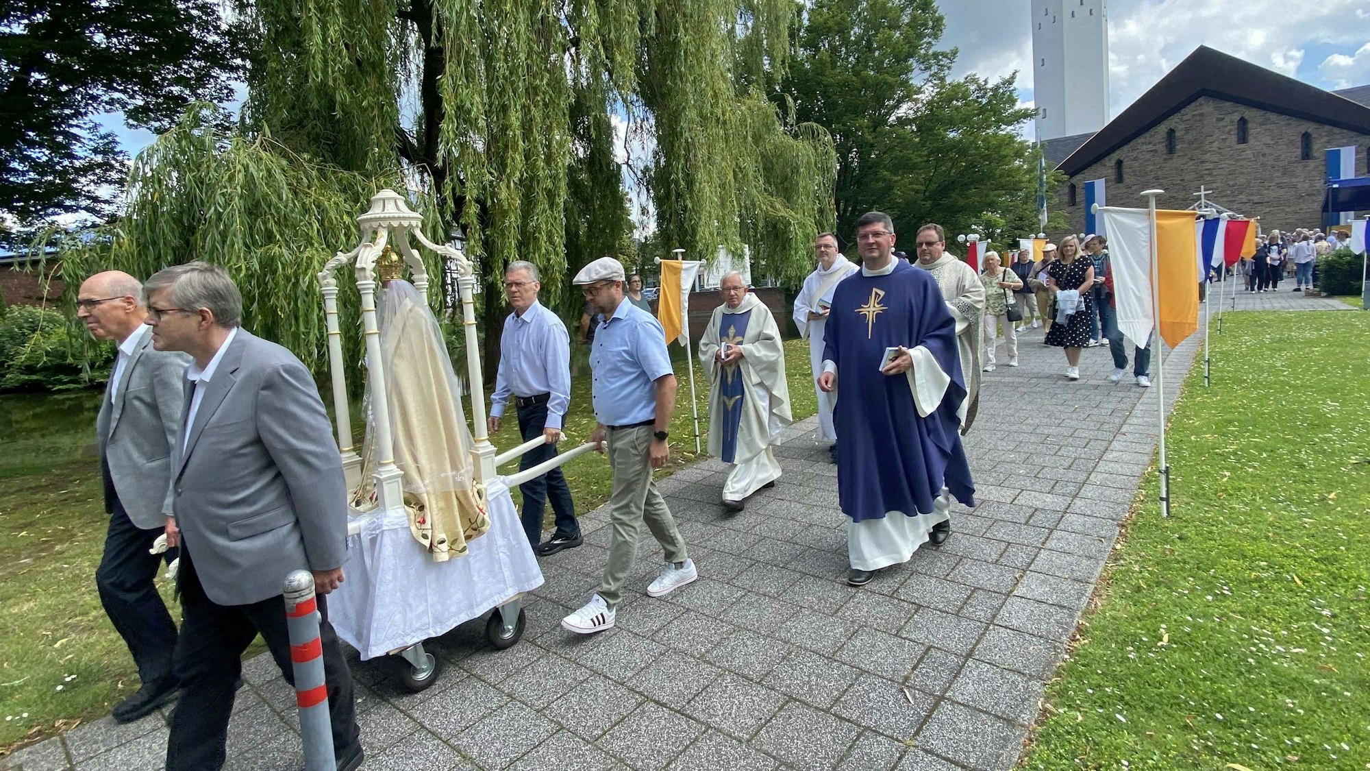 Prozession der Kopie des Gnadenbildes durch den Ort mit Pater Marek Madej (rechts) und Rheinbachs leitendem Pfarrer Bernhard Dolbelke (dahinter).