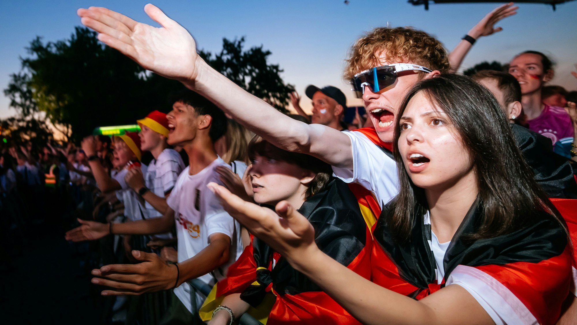 Fans beim Public Viewing im Tanzbrunnen am Sonntag.