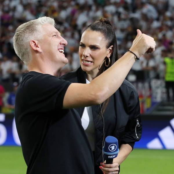 TV-Experte Bastian Schweinsteiger hat gute Laune. Moderatorin Esther Sedlaczek musste ihn vor dem Spiel daran erinnern, dass er in sein Mikrophon sprechen muss, statt in einen Kaffeebecher. (Symbolbild)