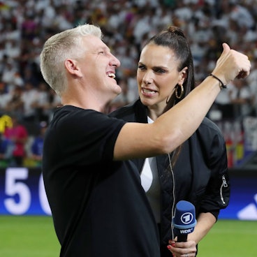 TV-Experte Bastian Schweinsteiger hat gute Laune. Moderatorin Esther Sedlaczek musste ihn vor dem Spiel daran erinnern, dass er in sein Mikrophon sprechen muss, statt in einen Kaffeebecher. (Symbolbild)