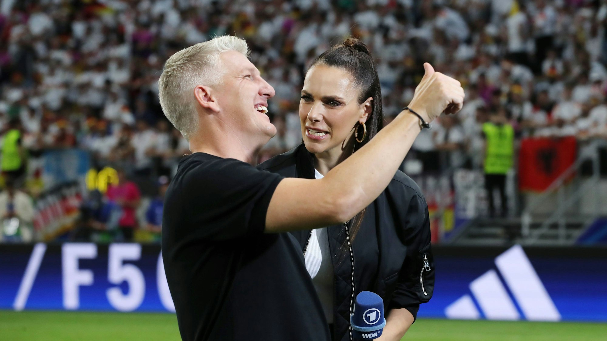 TV-Experte Bastian Schweinsteiger hat gute Laune. Moderatorin Esther Sedlaczek musste ihn vor dem Spiel daran erinnern, dass er in sein Mikrophon sprechen muss, statt in einen Kaffeebecher. (Symbolbild)