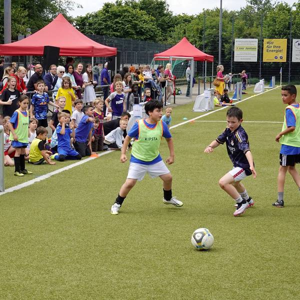 Auf dem Bild sind Fußball spielende Schulkinder zu sehen.