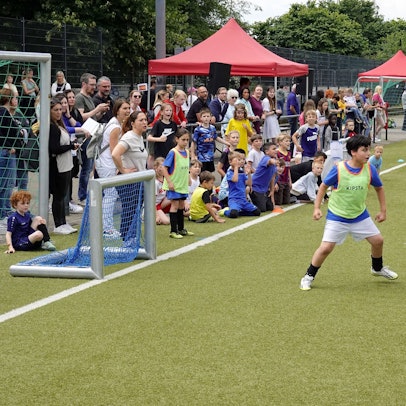 Auf dem Bild sind Fußball spielende Schulkinder zu sehen.