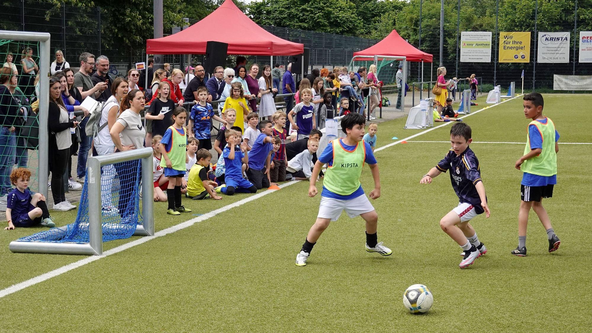 Auf dem Bild sind Fußball spielende Schulkinder zu sehen.