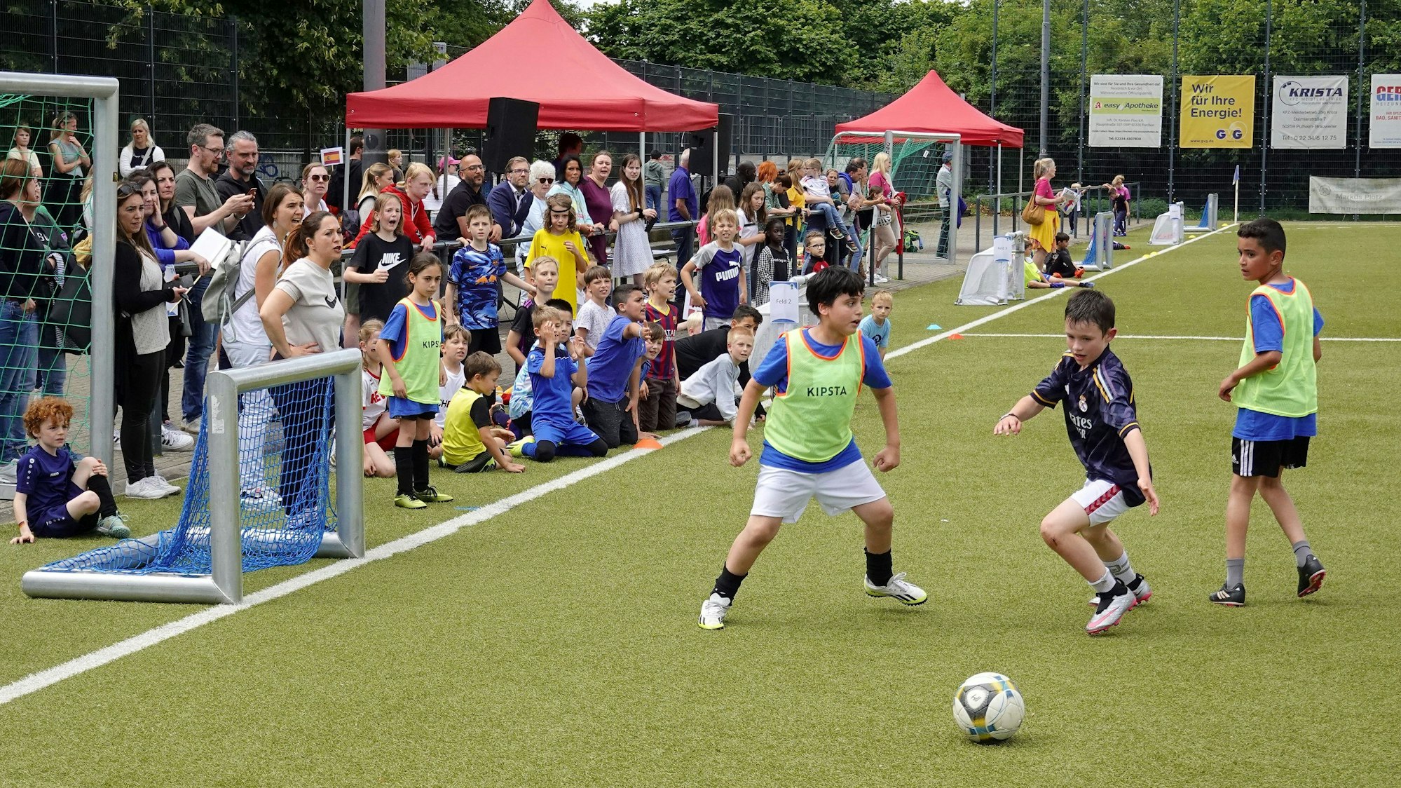 Auf dem Bild sind Fußball spielende Schulkinder zu sehen.