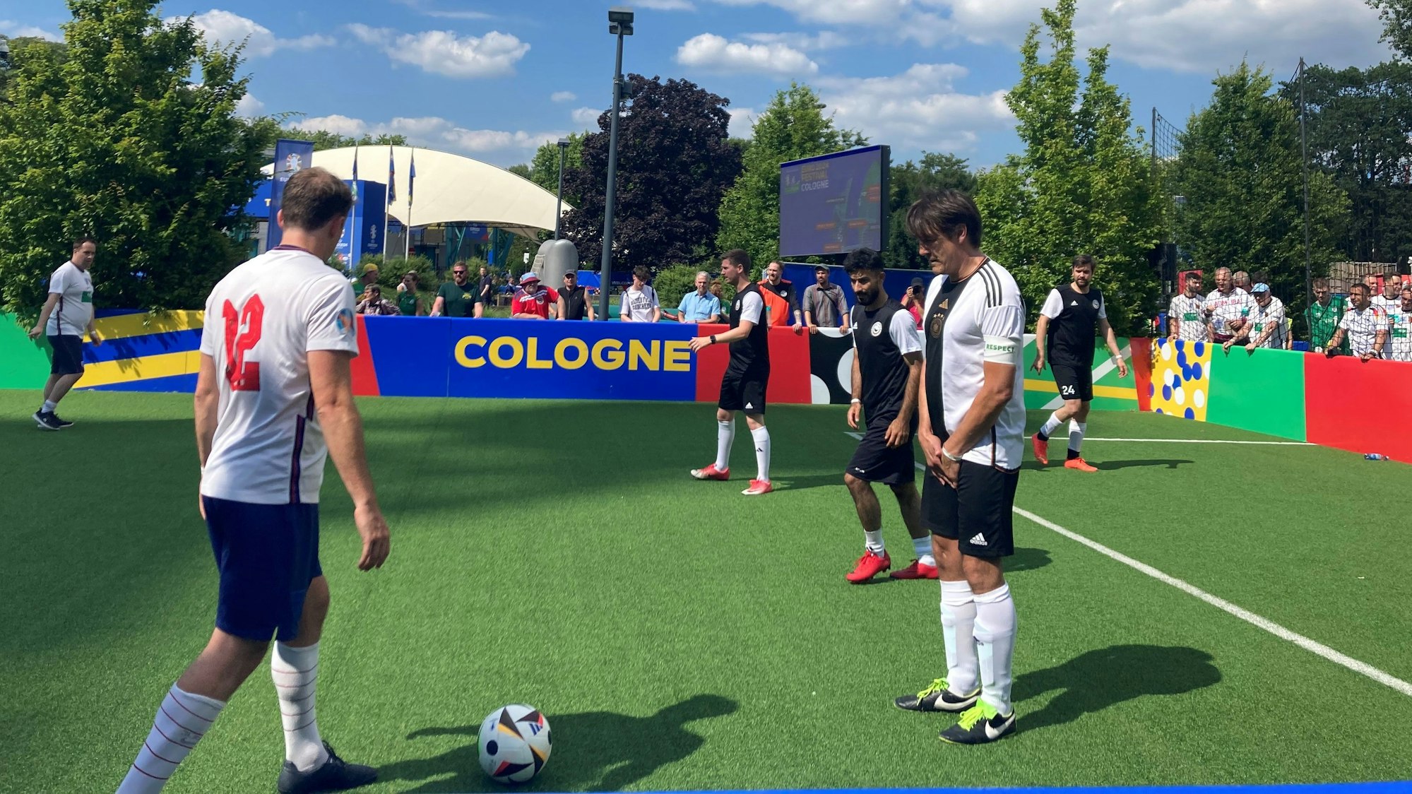 Komiker und Fans im direkten Duell. Links ein englischer Fußballfan und rechts Comedian Matze Knop.