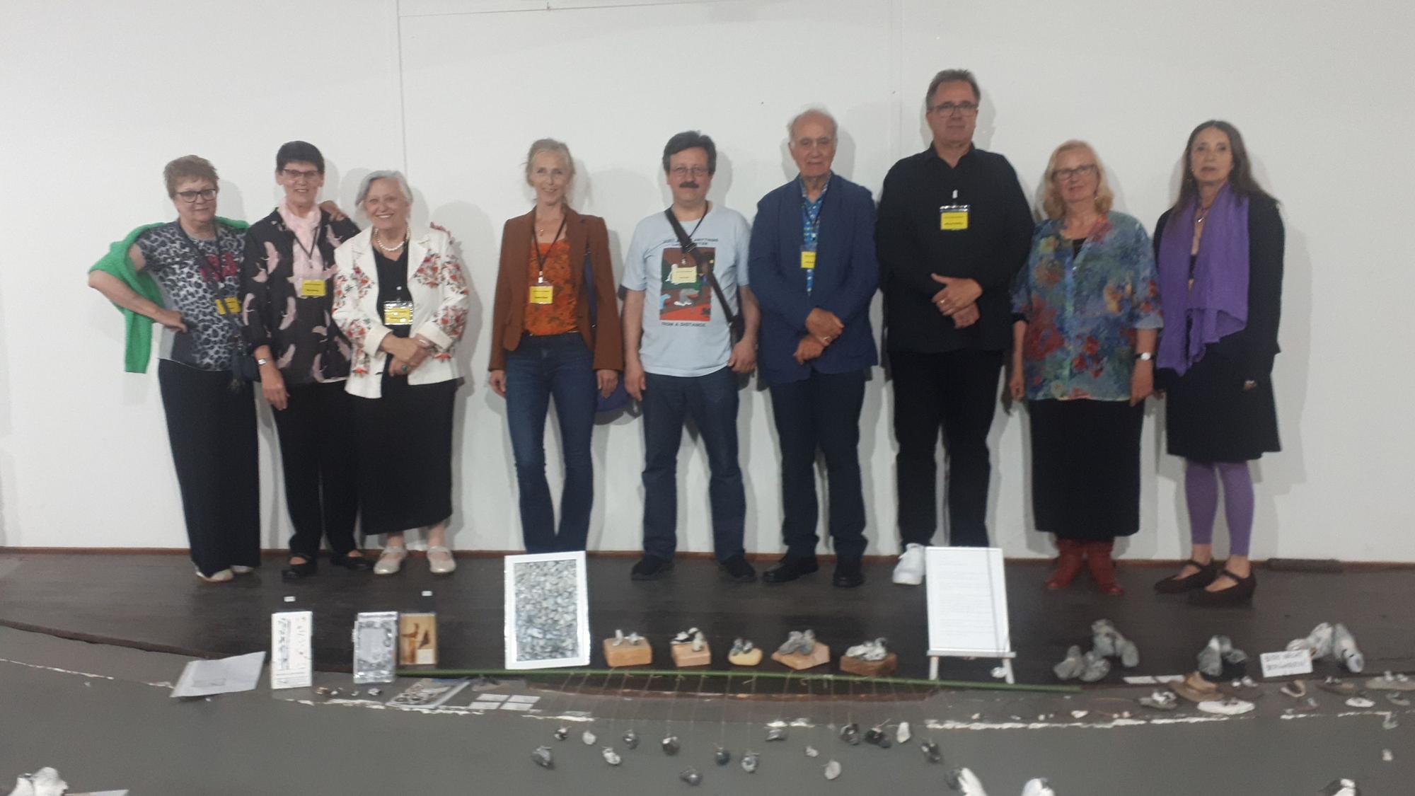 Die 15. Ausstellung der Riehler Künstlergemeinschaft in der Unterkirche von St. Engelbert.
