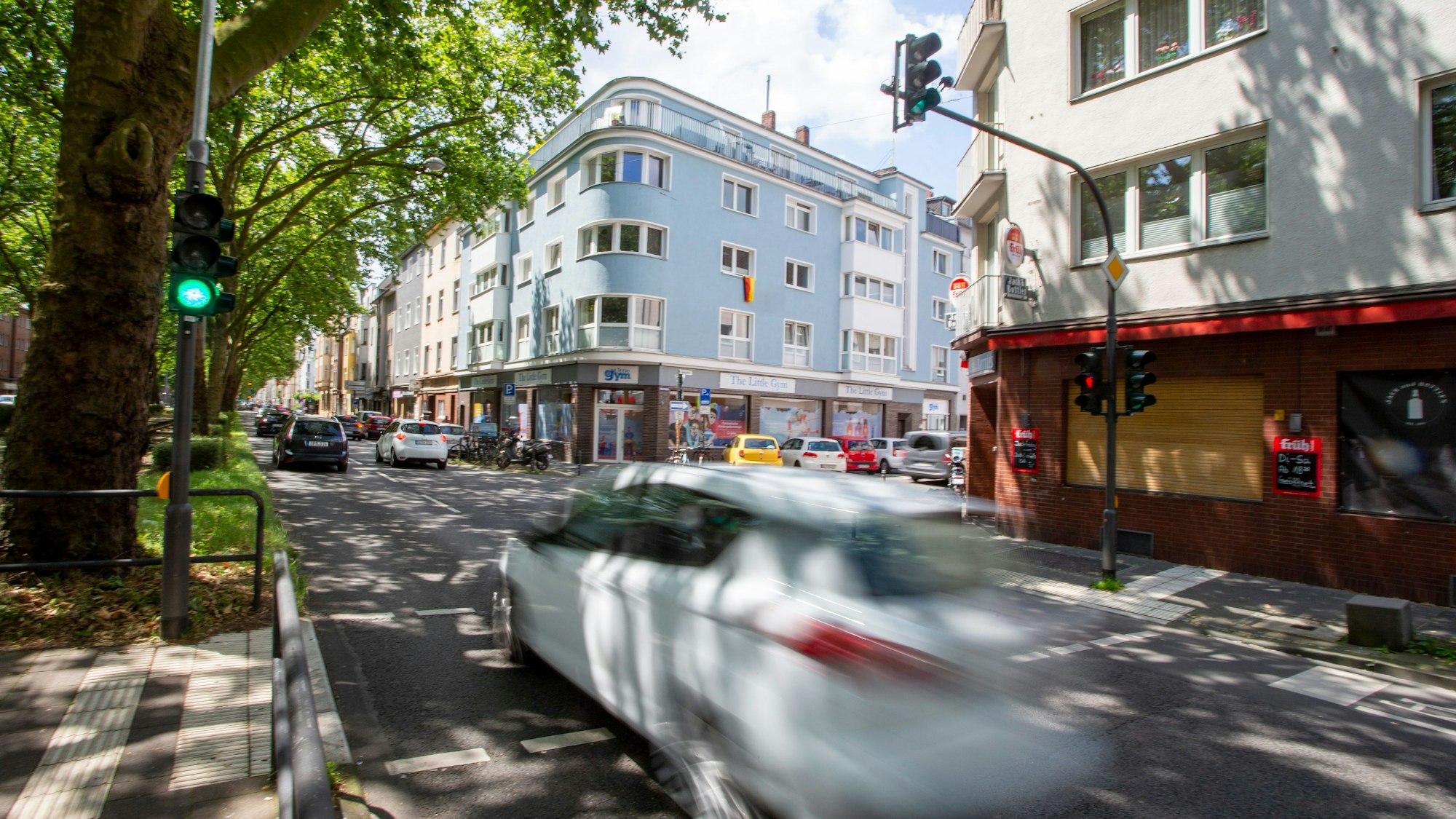 Autos fahren über die Luxemburger Straße