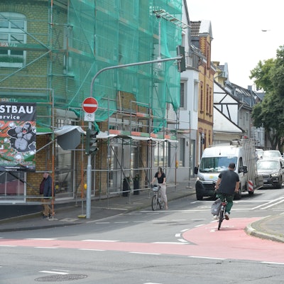 Ein Fahrradfahrer von hinten aufgenommen biegt in die Laurentiusstraße ein.