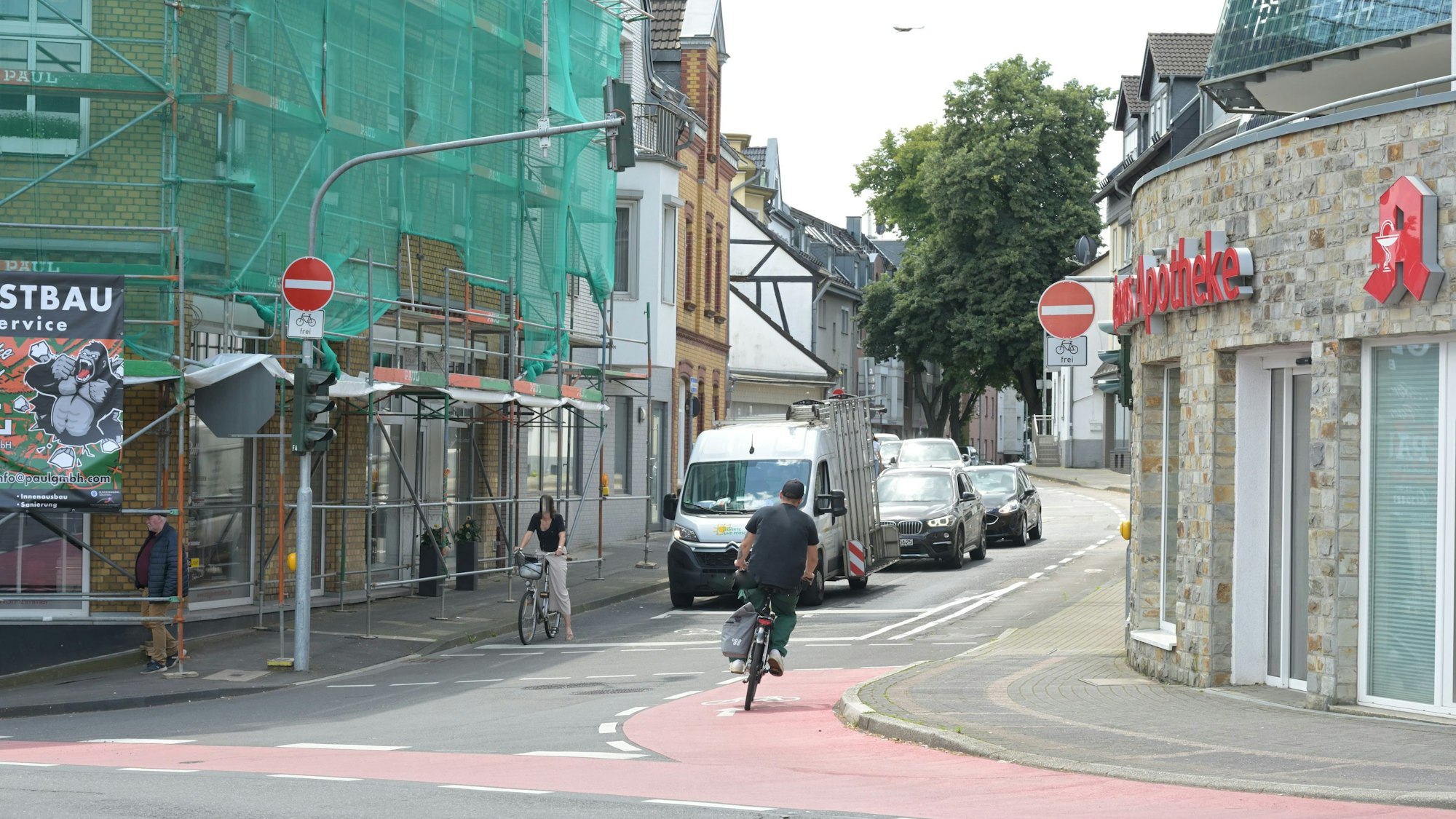 Ein Fahrradfahrer von hinten aufgenommen biegt in die Laurentiusstraße ein.