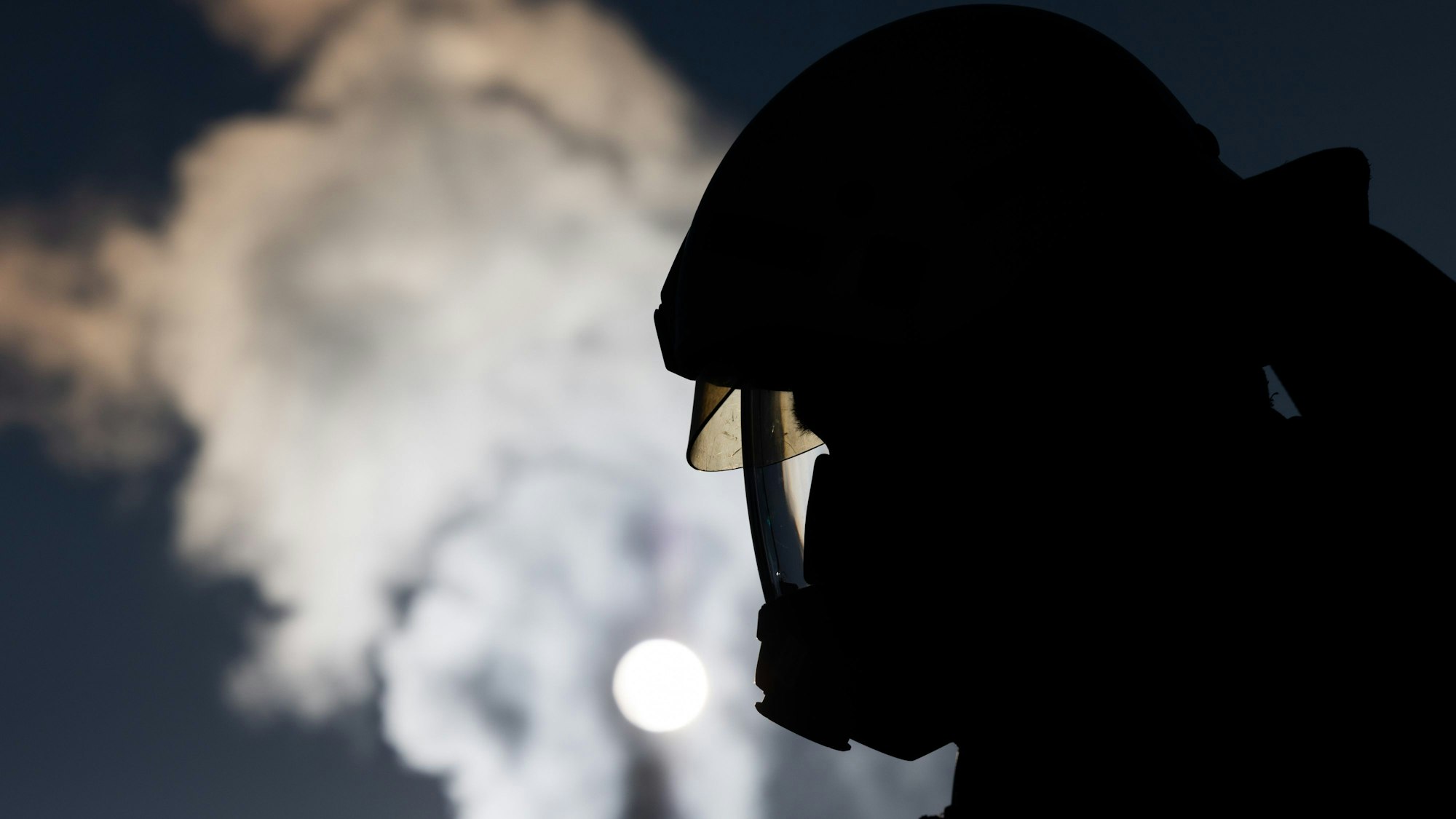 Ein Feuerwehrmann in Atemschutzausrüstung.