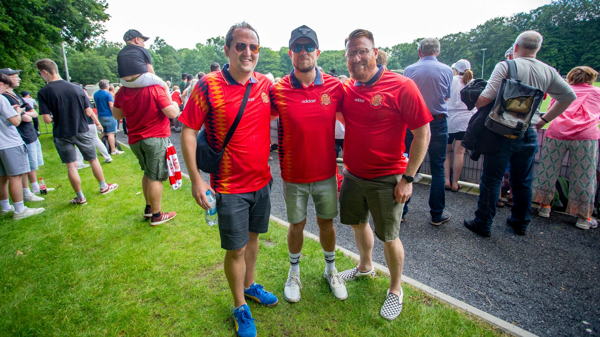 Englische FC-Fans mit Spanien-Trikots: Andy Featherstone, Dave Shaw und James Corrigan schauten im Grüngürtel vorbei.