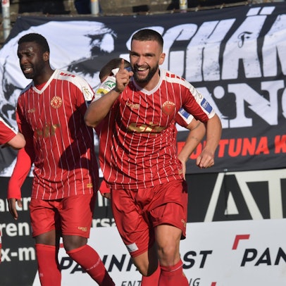 09.03.2024, GER, Fussball, Regionalliga West, Saison 2023/2024, 25. Spieltag, Ohlendorf Stadion im Heidewald, Gütersloh FC Gütersloh - SC Fortuna Köln 1 : 1 Tor-Jubel Fortuna Köln : Torschütze Leon Demaj Fortuna Köln, Aktion, Einzelbild, Quer, Mimik, Gestik, Jubel, jubeln, Freude, freuen *** 09 03 2024, GER, Soccer, Regionalliga West, Season 2023 2024, 25 Matchday, Ohlendorf Stadion im Heidewald, Gütersloh FC Gütersloh SC Fortuna Köln 1 1 Goal Cheer Fortuna Köln Goalscorer Leon Demaj Fortuna Köln , action, single picture, cross, facial expression, gesture, cheer, jubilation, joy, rejoice