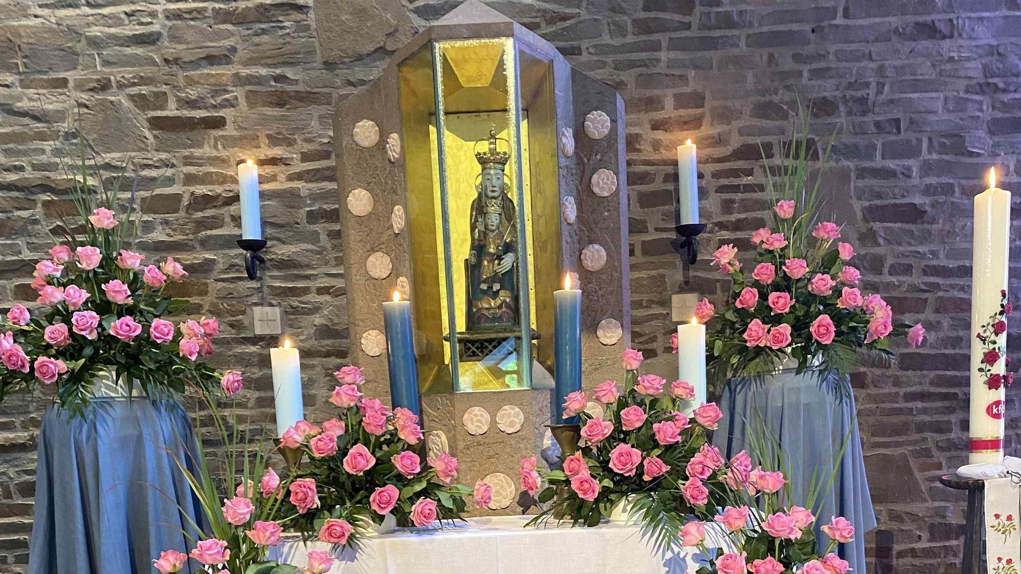 Zahlreiche Rosen bildeten die Dekoration für die Madonnenfigur mit dem Jesuskind.
