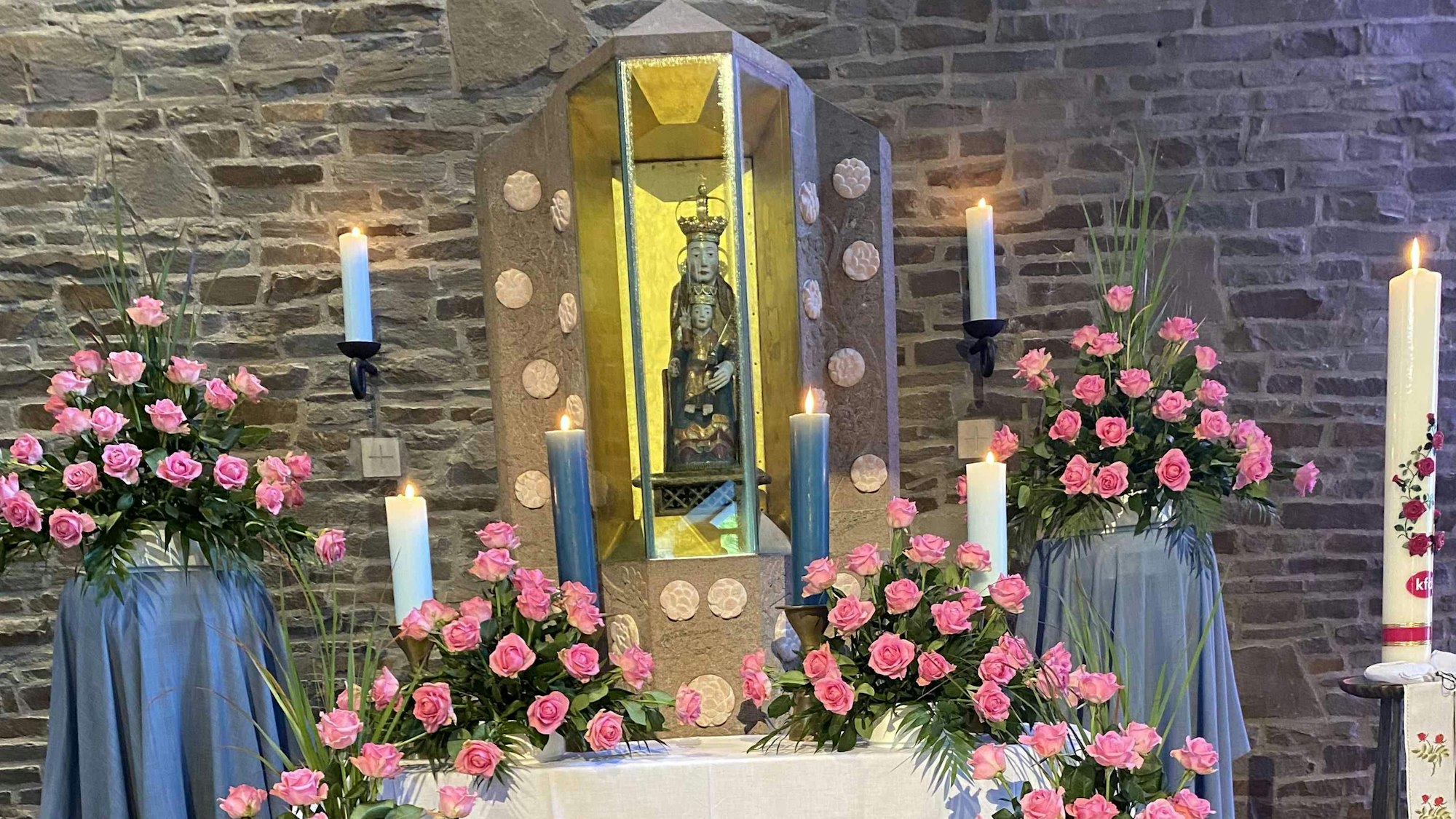 Zahlreiche Rosen bildeten die Dekoration für die Madonnenfigur mit dem Jesuskind.