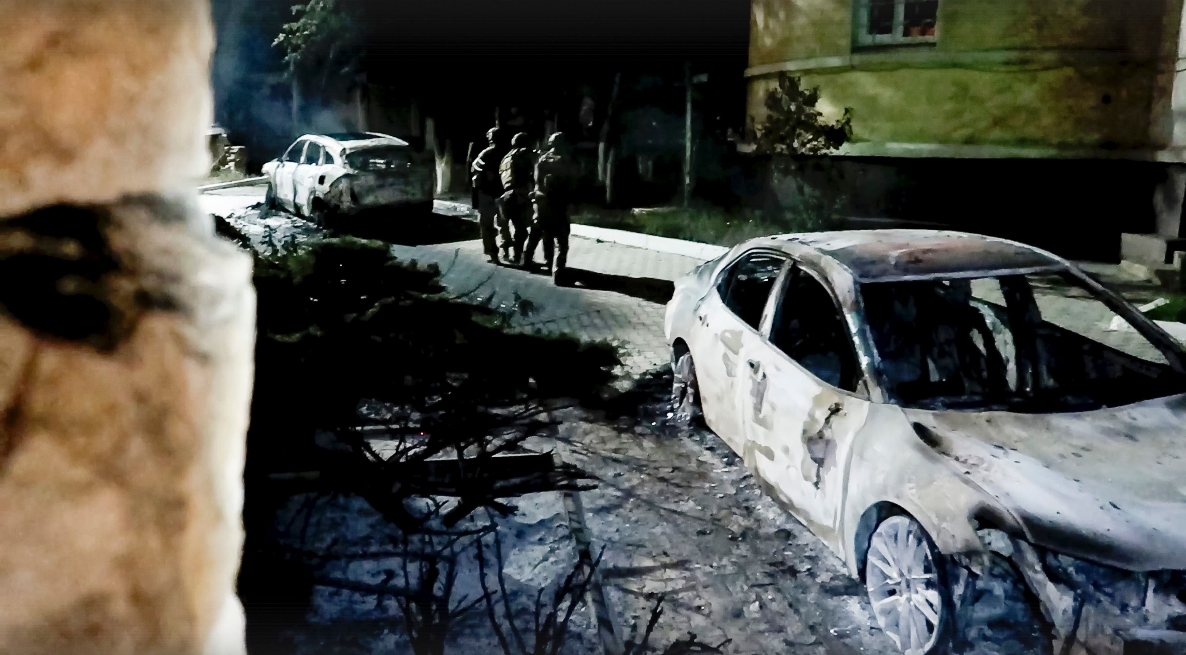 Mehrere Polizeibeamte und mehrere Zivilisten, darunter ein orthodoxer Priester, wurden am Sonntag in der südrussischen Republik Dagestan von bewaffneten Kämpfern getötet, wie deren Gouverneur Sergej Melikow am frühen Montag in einer Videoerklärung mitteilte.