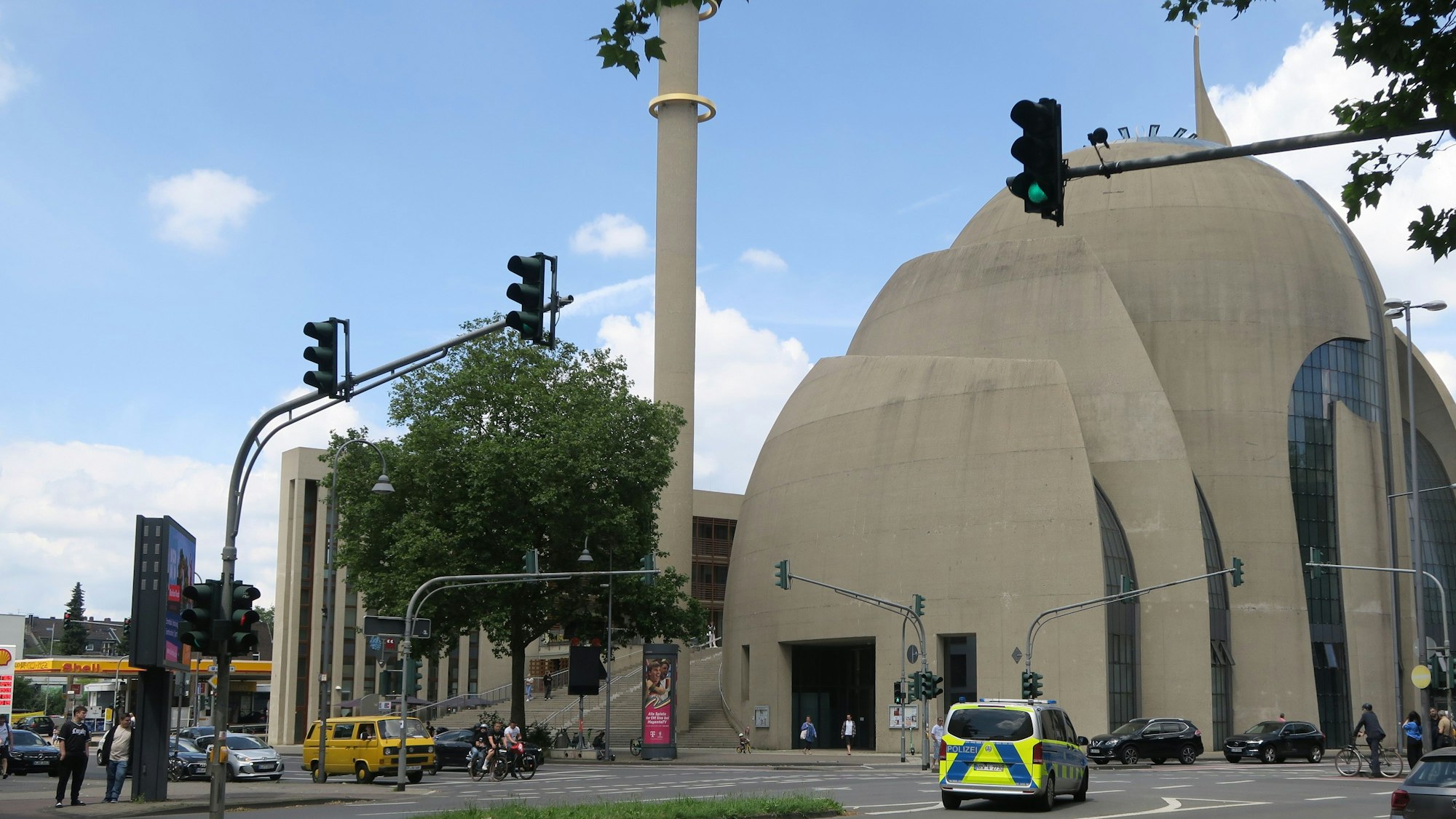 Auch die Polizei darf künftig nicht mehr von der Inneren Kanalstraße nach links in die Venloer Straße abbiegen – außer bei Einsätzen.