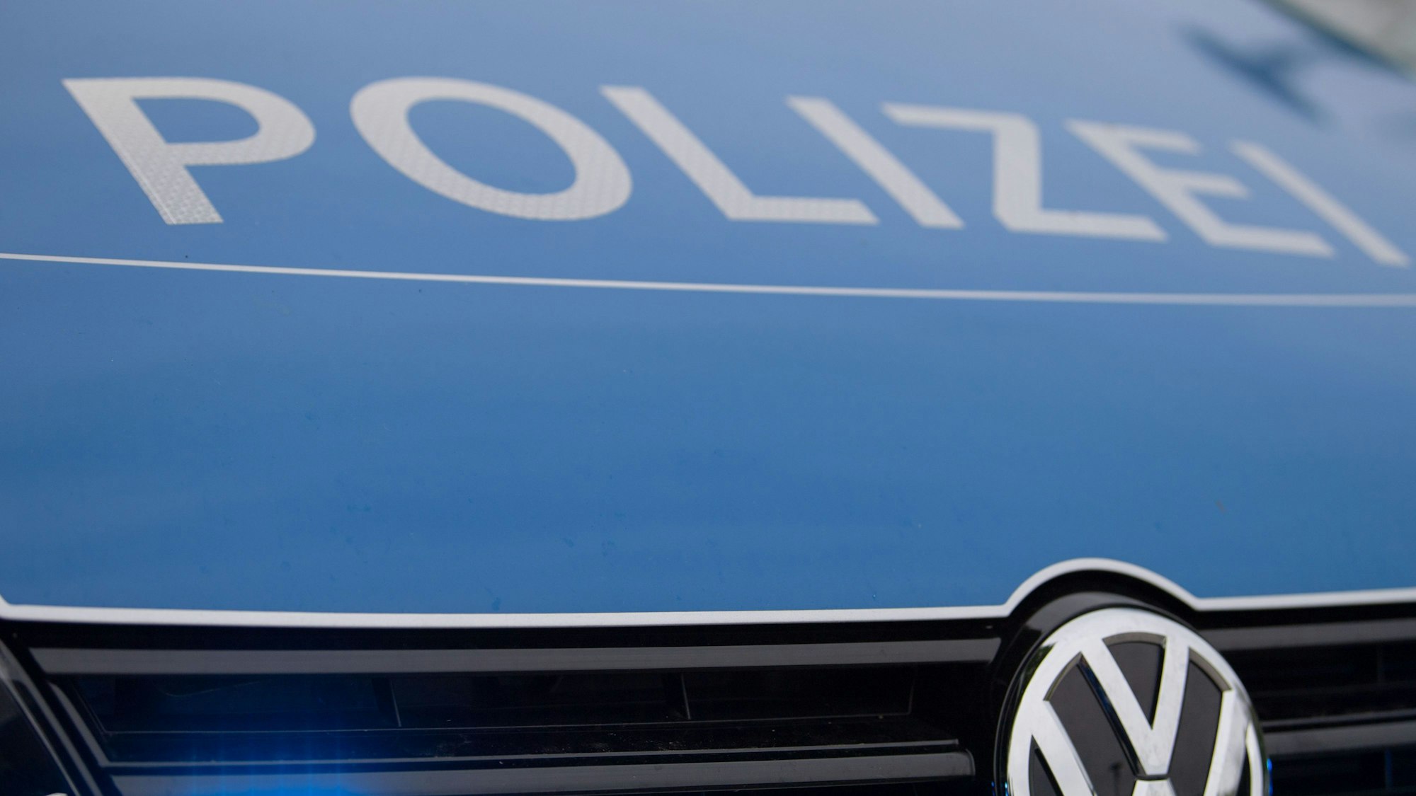 Die Motorhaube eines Polizeiautos. (Symbolbild)