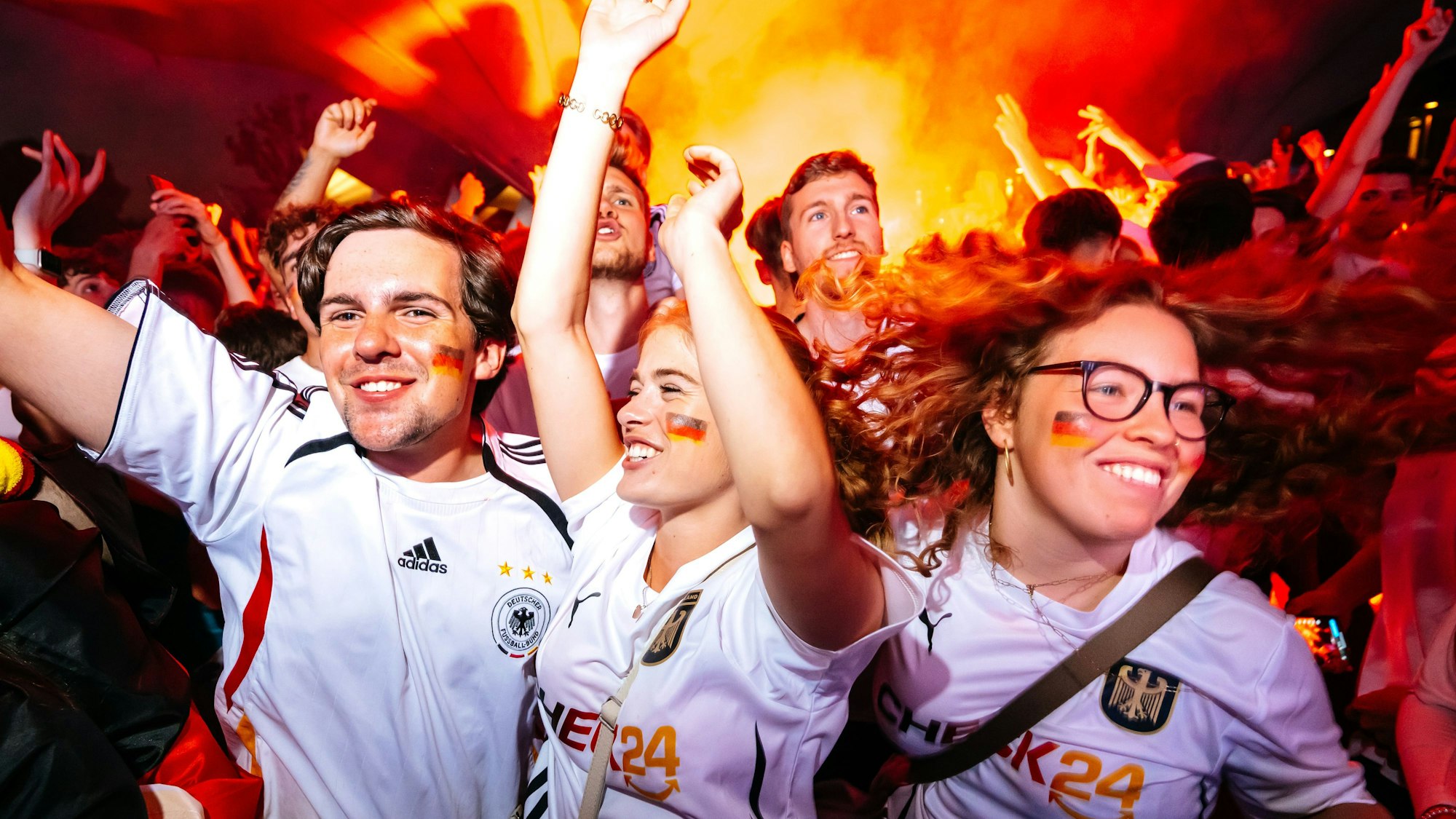 Fußball-Party für 12.500 Menschen: Nach dem vermeintlichen 1:0 von Robert Andrich zündete im Tanzbrunnen die erste Leuchtrakete.