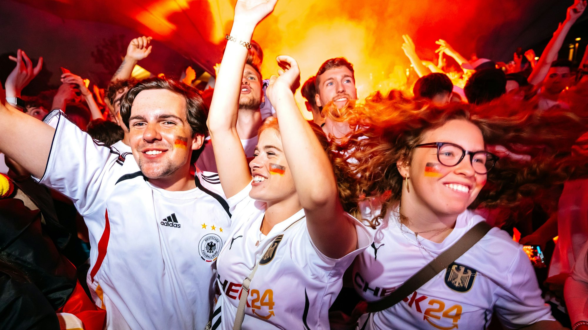 Deutsche Fans feiern die Nationalmannschaft im Tanzbrunnen in Köln.