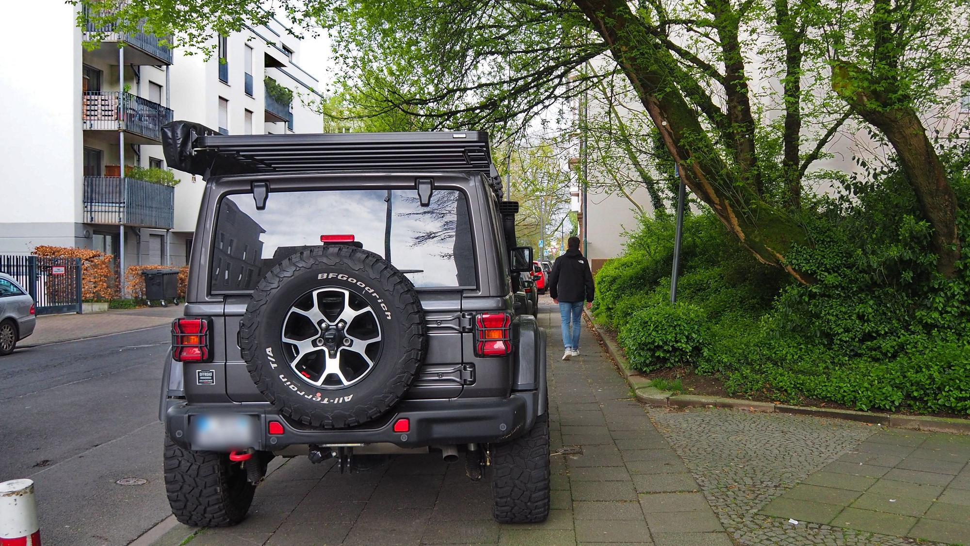 Der Gehweg auf der Alteburger Straße zwischen Klerschweg und Bayenthal ist stadtwärts eng. Hier passen kaum zwei Fußgänger nebeneinander.