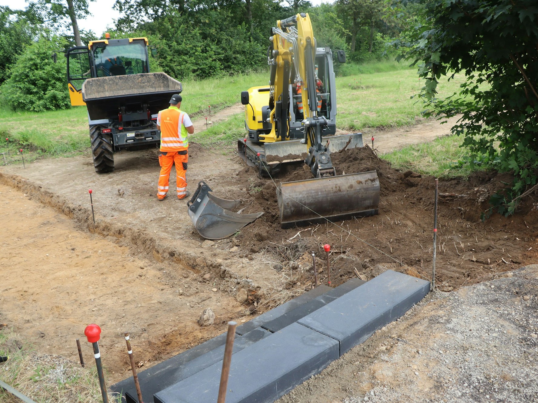 Das Bild zeigt einen Weg, auf dem eine Treppe gebaut wird.