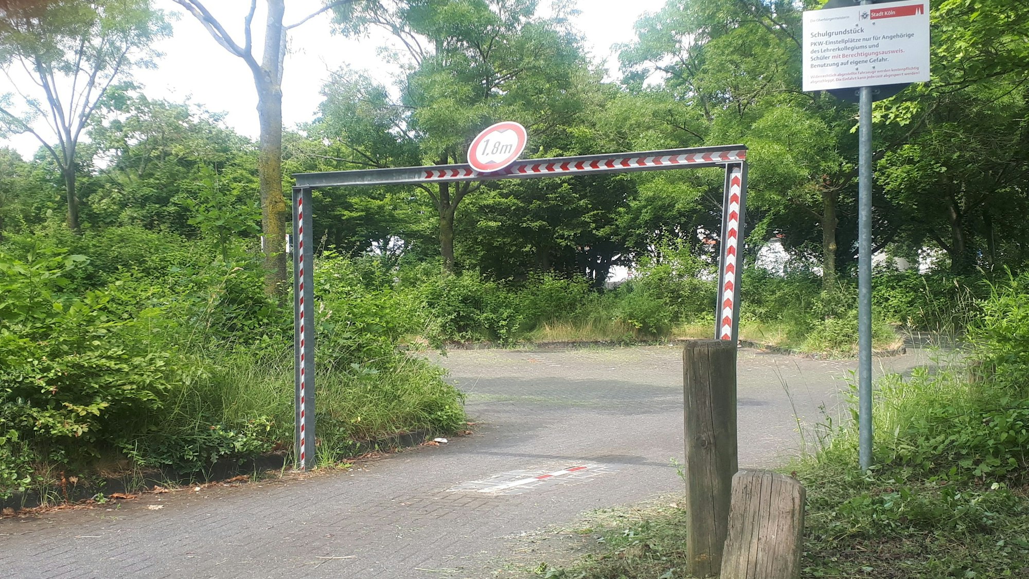 Seit 2022 ist der größte Teil des Parkplatzes dem benachbarten Berufskolleg vorbehalten.