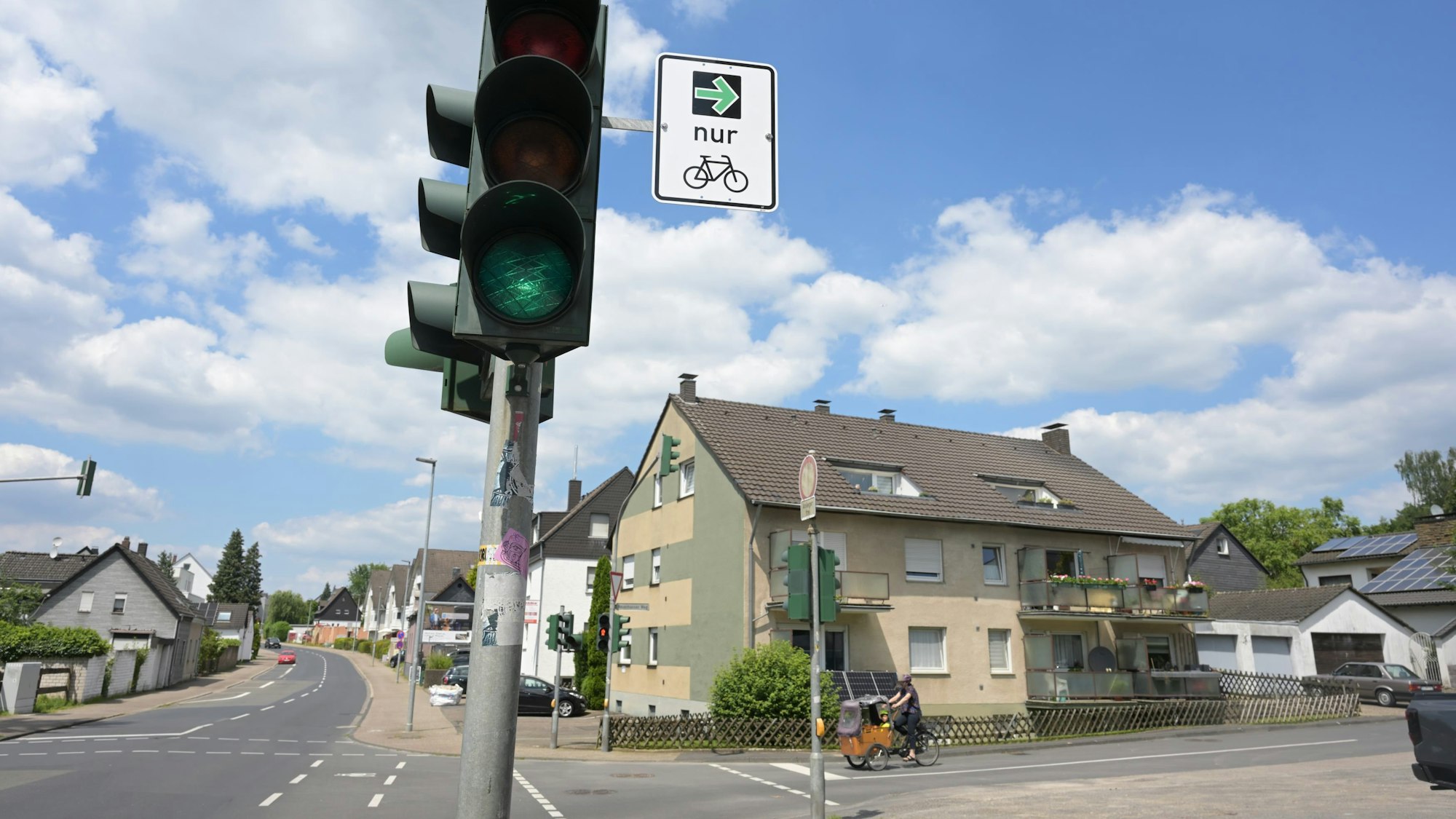 Zu sehen ist die Kreuzung in einem Einfamilienhausviertel.