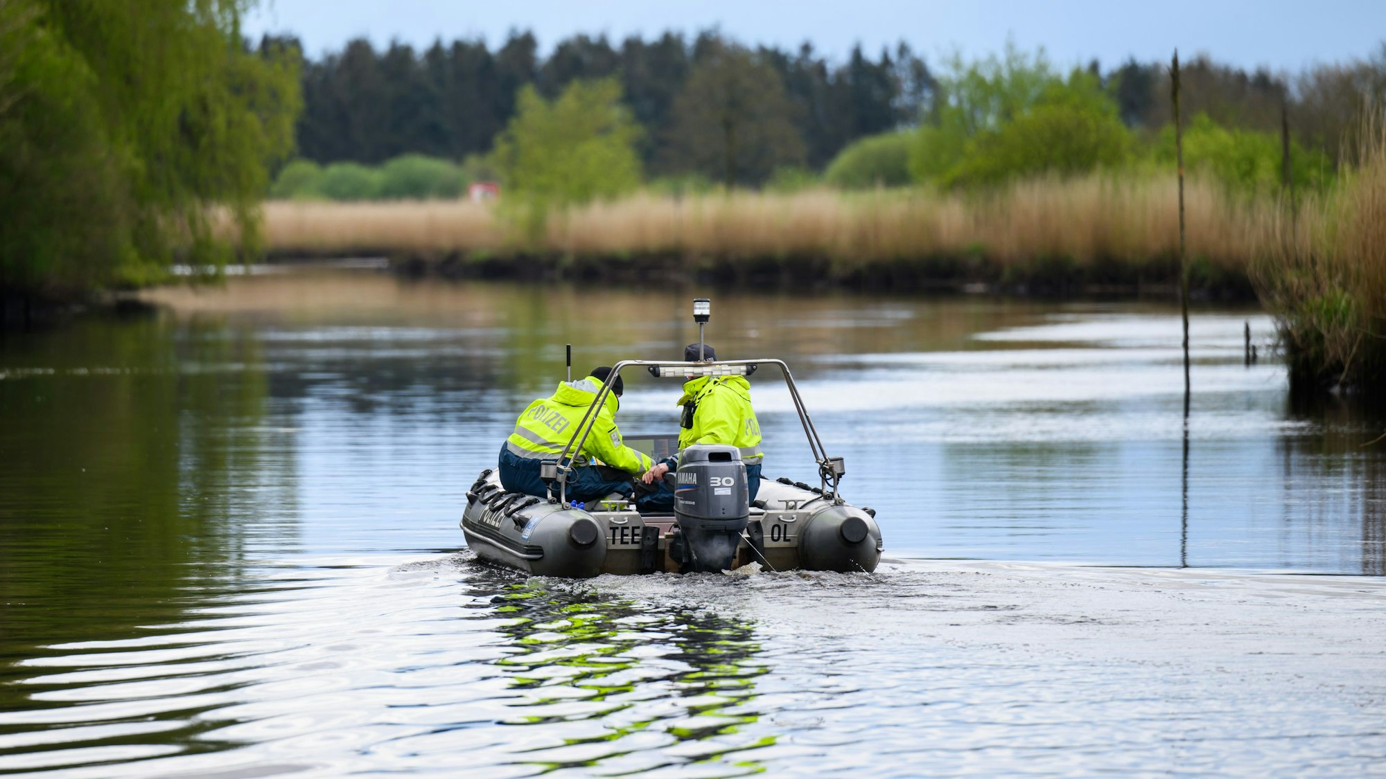Die Polizei sucht mit einem speziellen Sonarboot und Tauchern im Fluss Oste nach dem vermissten Arian. Der autistische Junge war im April aus seinem Elternhaus spurlos verschwunden. Nun hat die Polizei im niedersächsischen Estorf eine Kinderleiche entdeckt.