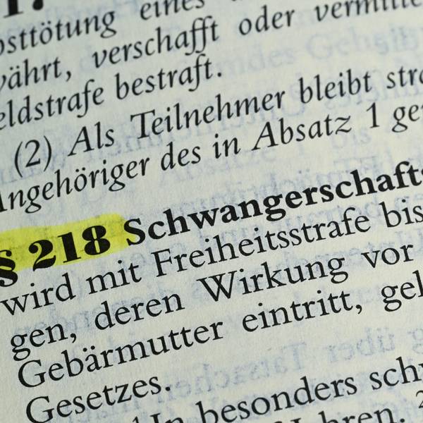 Der Paragraf 218 zum Schwangerschaftsabbruch steht in einem Habersack Gesetzestext.