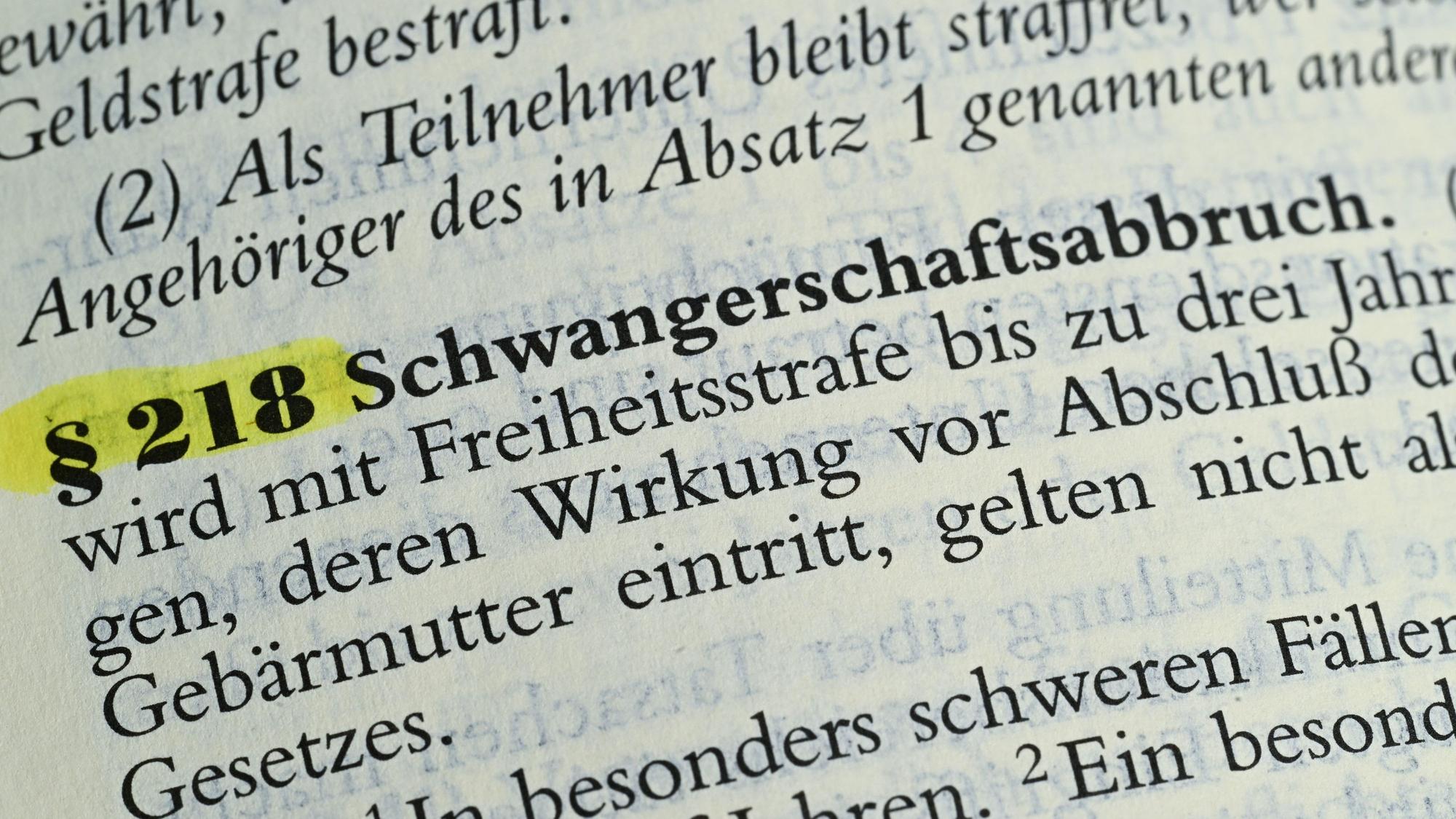 Der Paragraf 218 zum Schwangerschaftsabbruch steht in einem Habersack Gesetzestext.
