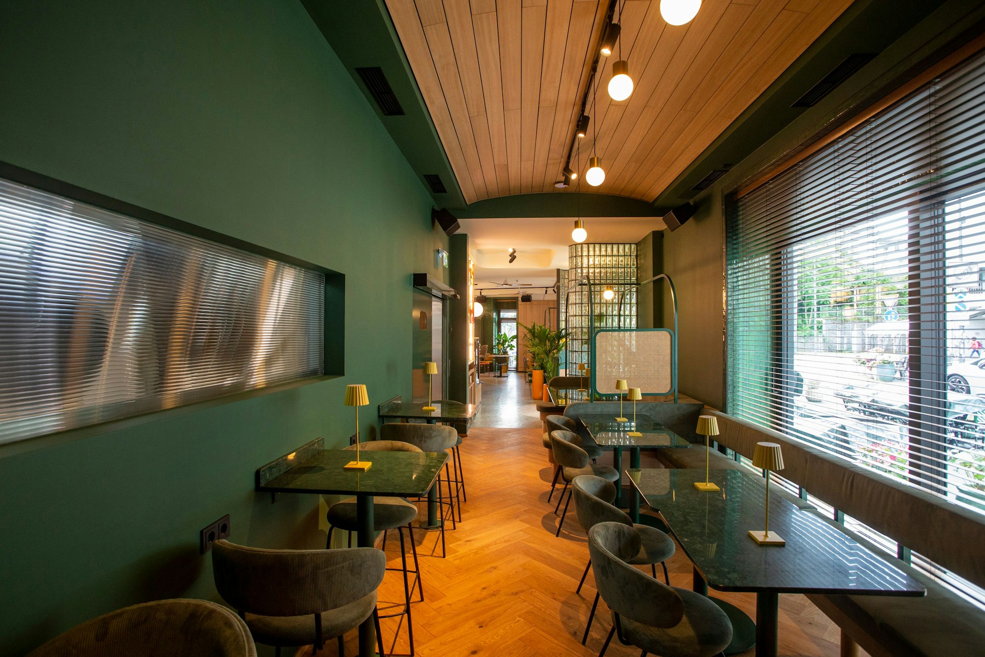 Viel Grün, viel Holz: Das „Jim & June“ ist von Gastronomie in New York inspiriert.